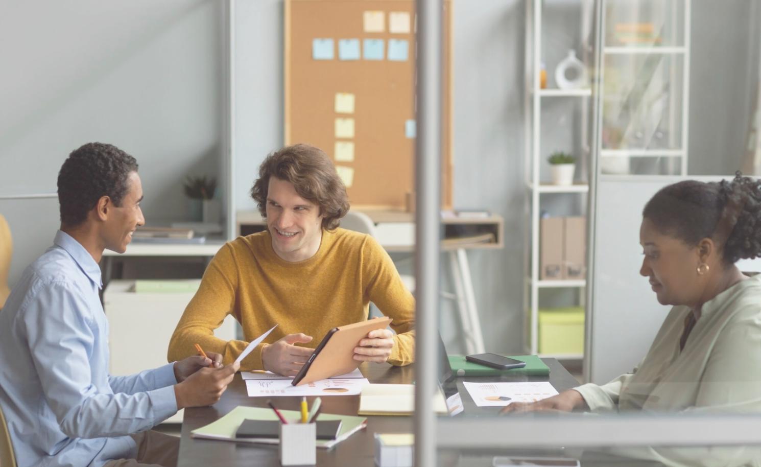 Finanzanalyst bei der Datenauswertung am Computer