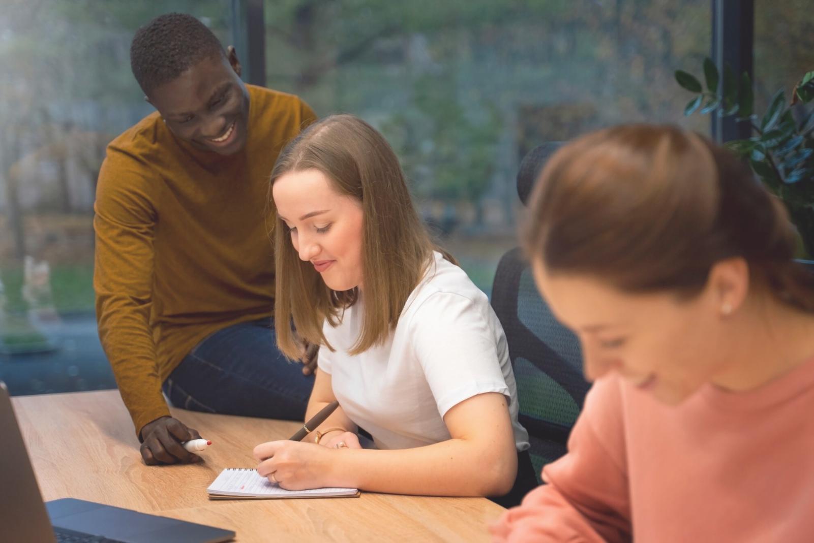 Teamarbeit bei der Analyse von Finanzberichten