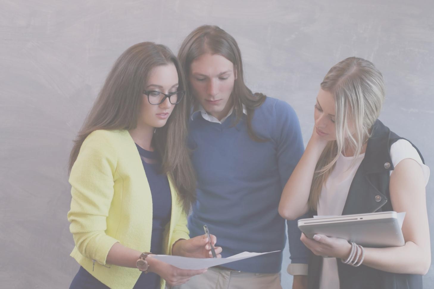 Finanzberichte und Analysewerkzeuge auf einem Schreibtisch