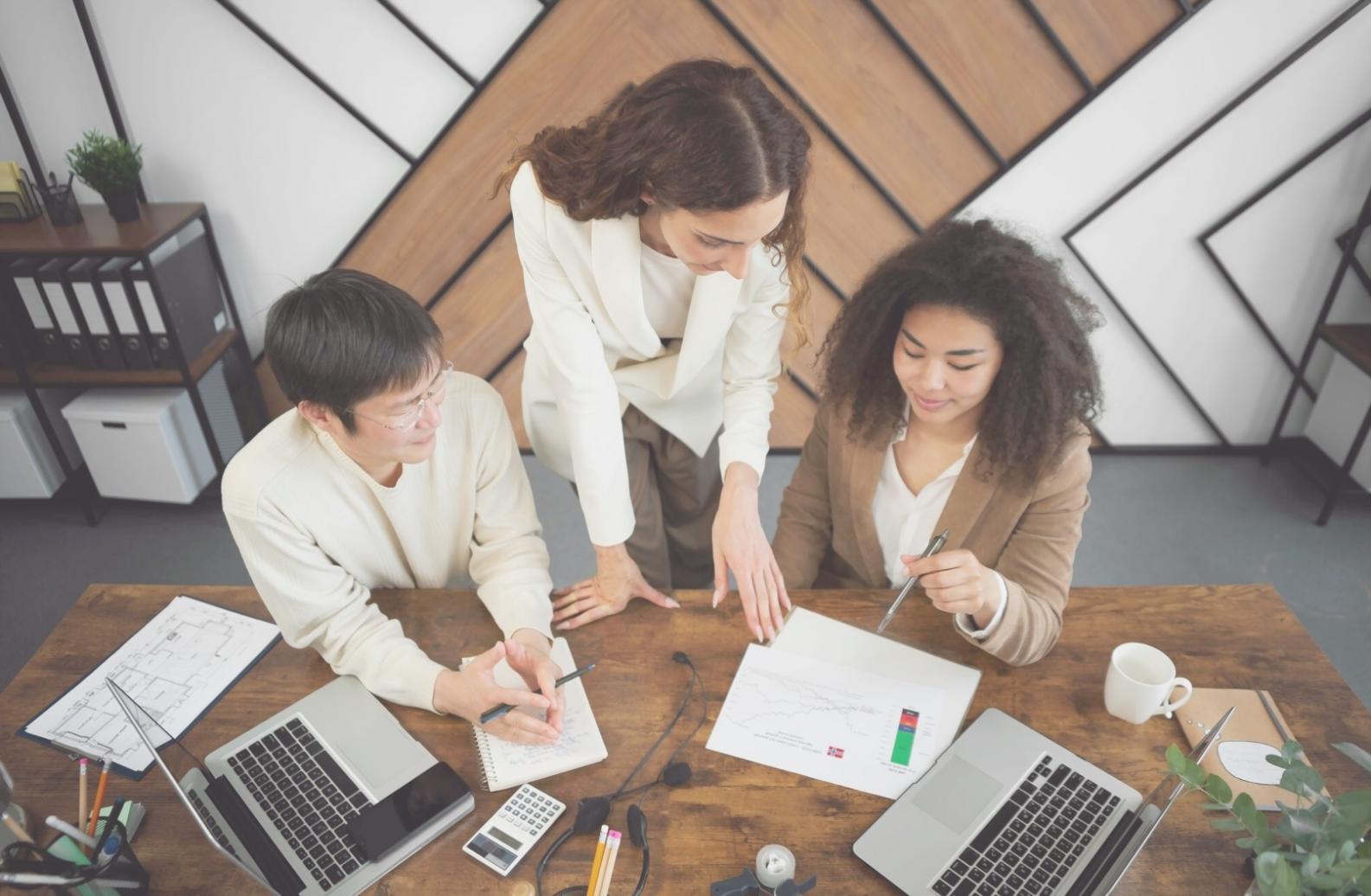 Moderne Arbeitsumgebung für Finanzschulung