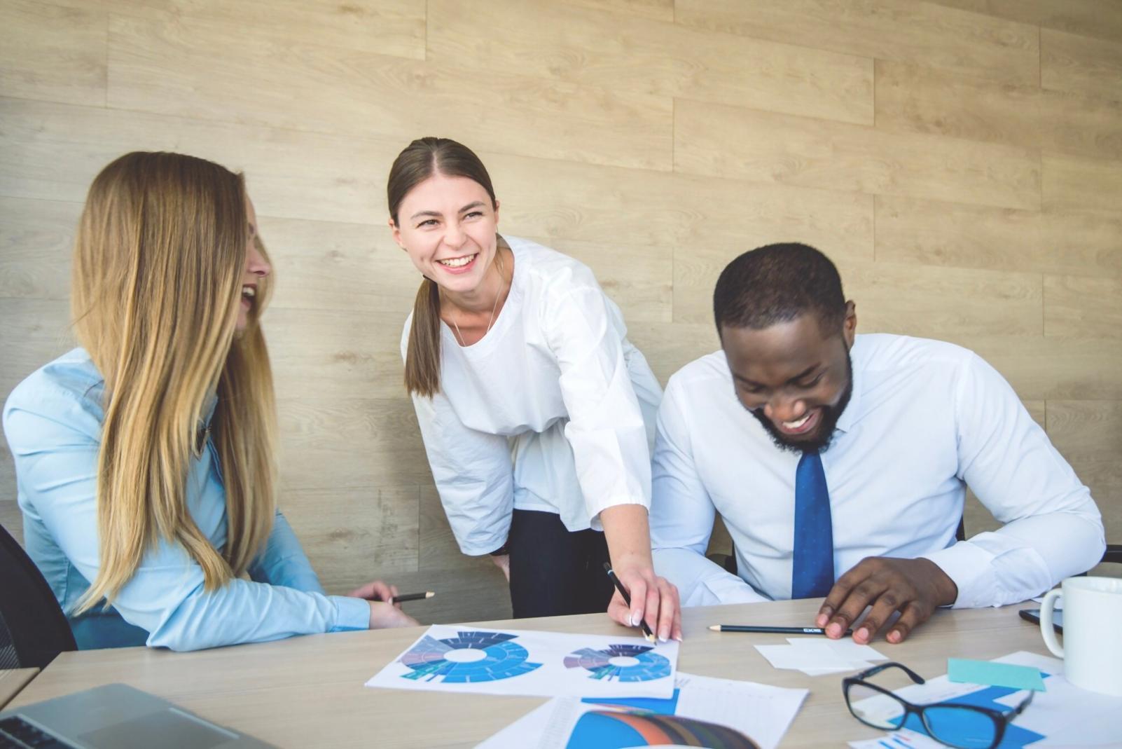 Studierende bei der Analyse von Finanzdaten am Computer