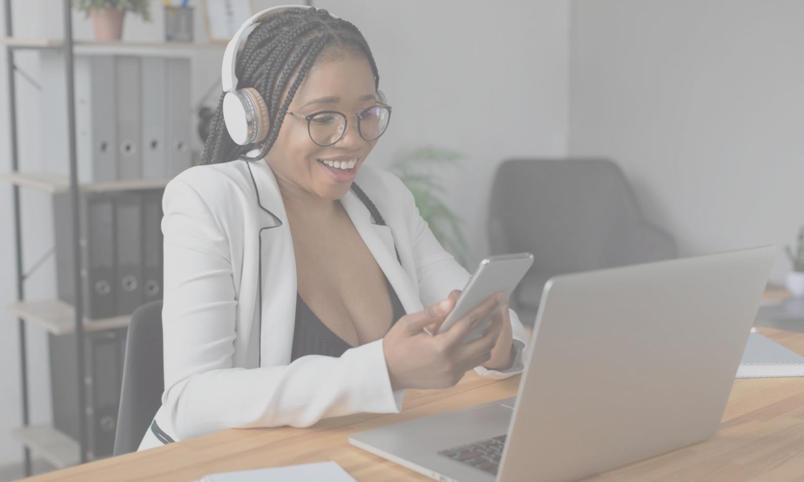 Finanzanalyse Arbeitsplatz mit Dokumenten und Charts